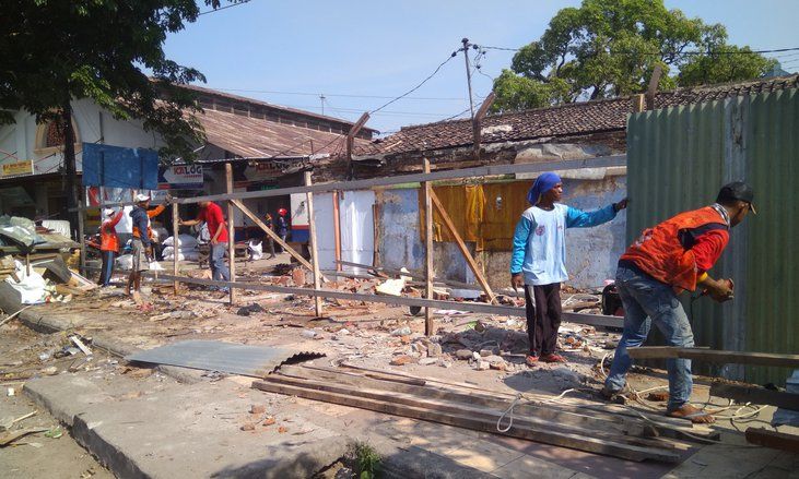 Kembangkan Stasiun Madiun, PT&nbsp;KAI Bongkar Bangunan Liar Milik Warga