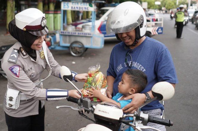 Operasi Zebra, Polantas Probolinggo Bagikan Boneka