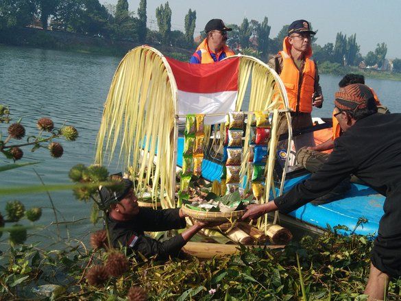 Mojokerto Pertahankan Larung Saji