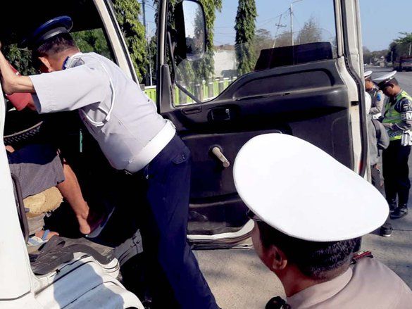 Satlantas Polres Probolinggo Tegur Pengemudi Kendaraan Tidak Layak Jalan