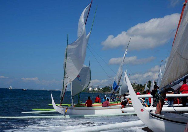 Bersilaturahmi Lebaran dengan Lomba Perahu Layar