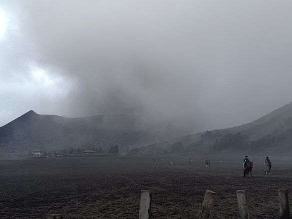 Gunung Bromo Kembali Semburkan Abu Vulkanik
