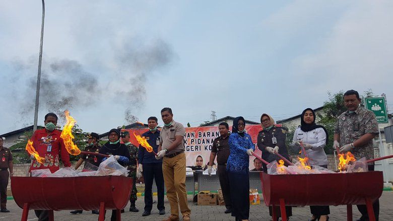 Kejari Kota Mojokerto Musnahkan Ratusan Kosmetik Palsu dan Narkoba