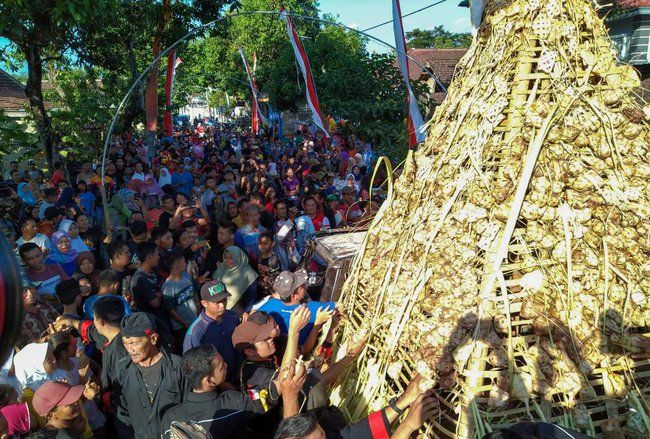 Hadrah dan Tari&nbsp;Reog Iringi Arak-arakan Gunungan 1.001 Ketupat
