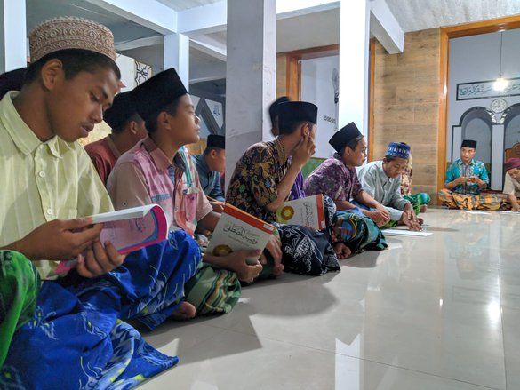 Ramadan, Santri Ponorogo Berselawat dan Menabuh Bedug Usai Tarawih