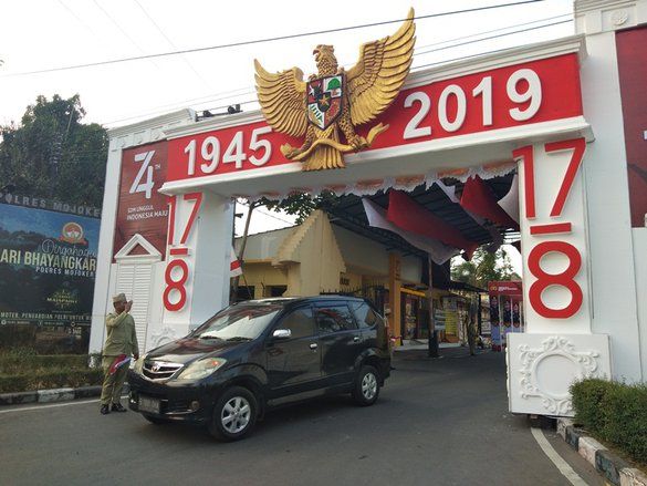 Peringati 17 Agustus, Mapolres Mojokerto Bikin Gapura Berhias Garuda