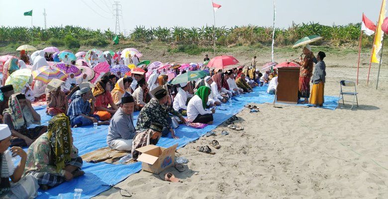 Warga Gresik Salat Istisqa&nbsp;di Tengah Bengawan Solo yang Mengering