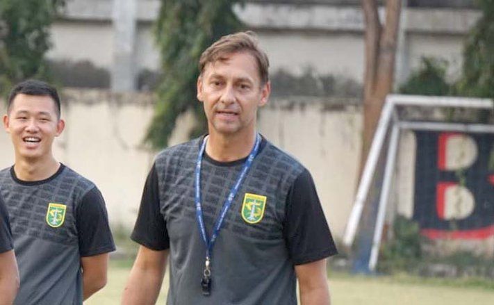 Alfred Riedl Batal Tangani Persebaya