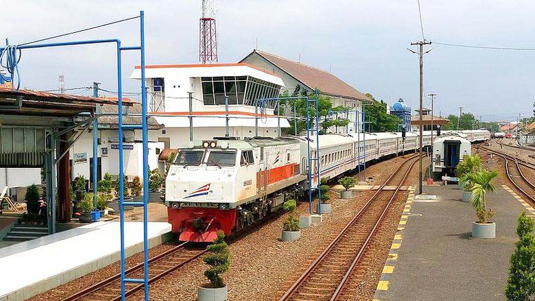 Waktu Tempuh Jakarta-Surabaya Lima Jam dengan Kereta Cepat atau Pesawat