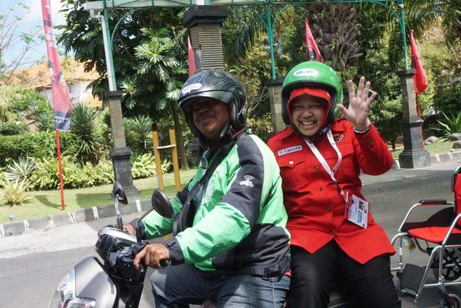 Hadiri Kongres PDIP, Risma Naik Ojek Online