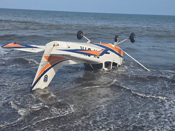 Pesawat Latih API Jatuh di Pantai Gumuk Kantong Muncar Banyuwangi