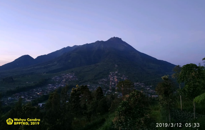Guguran Lava Pijar Meluncur Satu Kali dari Gunung Merapi