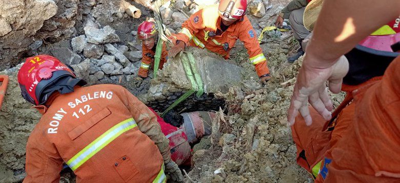 Proyek Saluran di Mayjen Sungkono Ambrol, Dua Pekerja Tertimbun Longsor