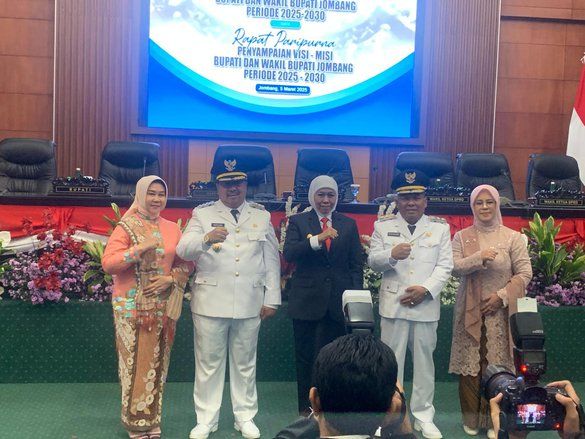 Sertijab Bupati dan Wabup Jombang, Khofifah Ingatkan Tidak Ada PHK di Jombang