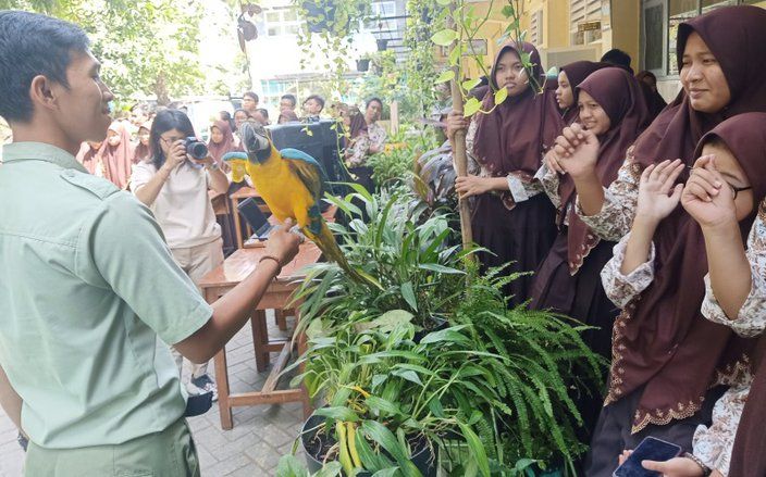 Taman Safari Bawa Satwa ke SMAN 18 Surabaya