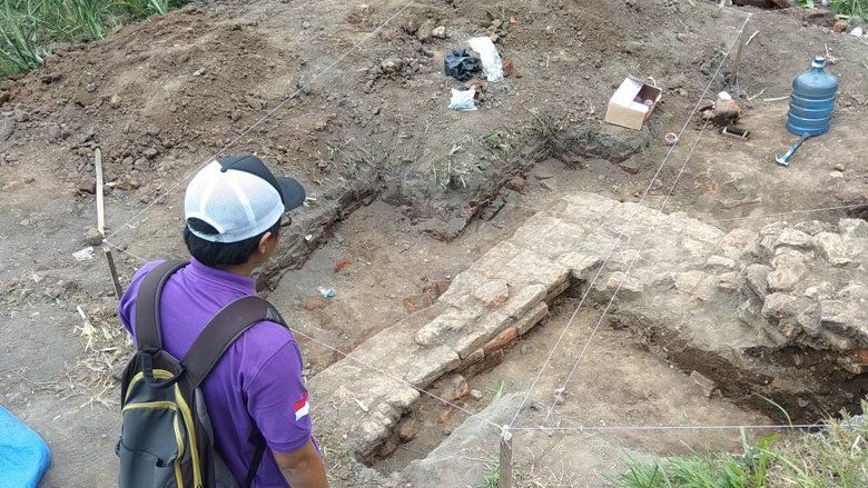 Penggalian Hari Ketiga, Sudut Candi Gedog Blitar Terlihat