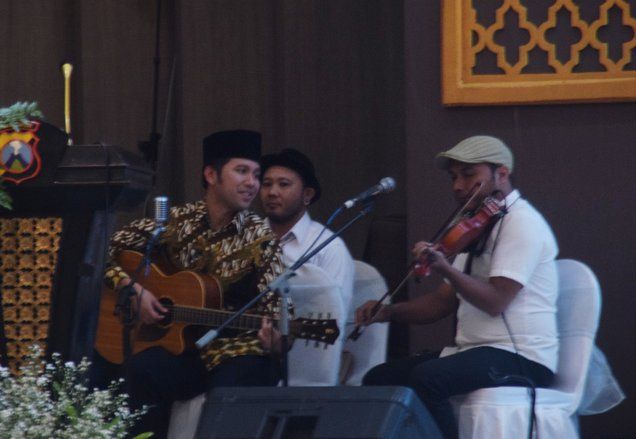 Halalbihalal, Emil Dardak Mainkan Gitar Bawakan Lagu Ebiet G Ade