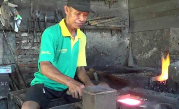 Jelang Kurban, Pandai Besi di Gresik Kebanjiran Pesanan