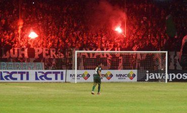 Menyalakan <em>Flare</em> di Sleman, Persebaya Kena Denda Lagi Rp 100 Juta