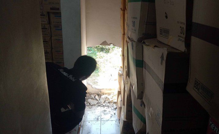 Jebol Tembok, Pencuri Ini Ambil Rokok dan Susu Balita di Alfamart