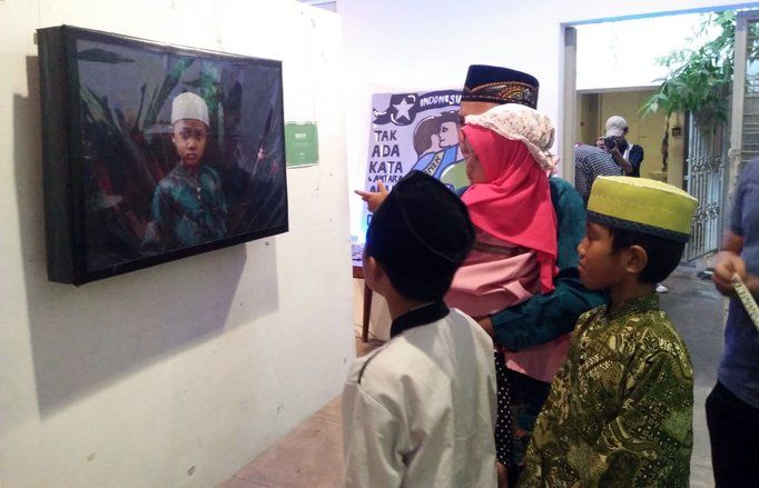 Stikom Pamerkan Foto-foto Humanis Karya Anak Panti Asuhan