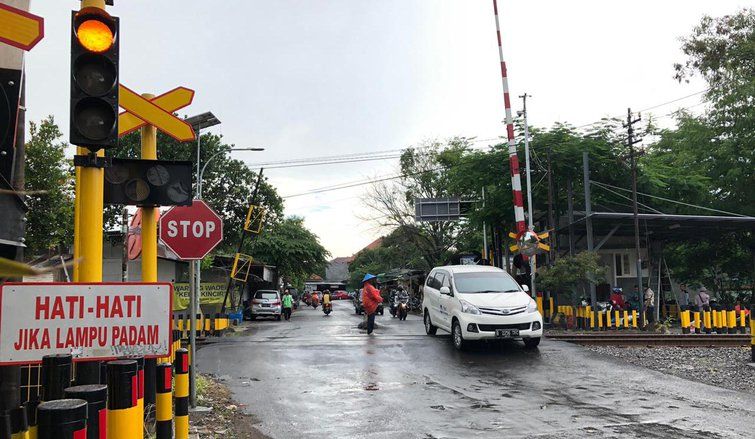 KAI Madiun Ingatkan Penerobos Palang Pintu KA Bisa Didenda