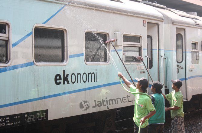 Besok, KA Premium Tambahan Gubeng-Malang Kembali Normal