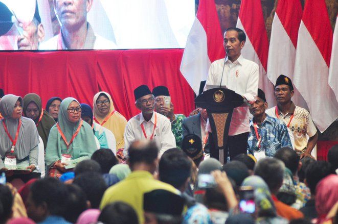 Di Gresik Jokowi Minta Sertifikat Tanah Tak Gampang "Disekolahkan"