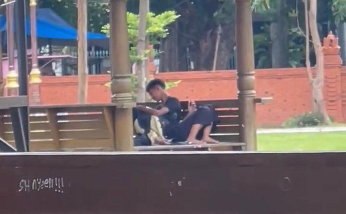 Video Diunggah ke Medsos, Pasangan Muda Mudi Bermesraan di RTH Sooko Mojokerto