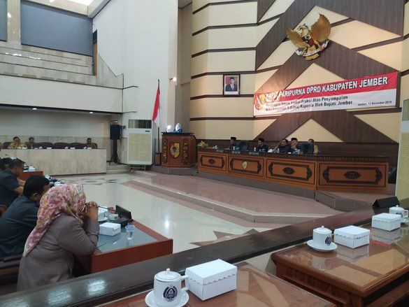 Dukung Hak Interpelasi, Fraksi PDIP Jember Nyanyikan "Bongkar" Saat Sidang