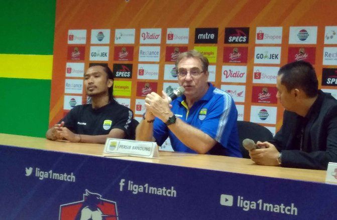 Kalah 4-0, Pelatih Persib Akui Kelemahan Pertahanan Timnya