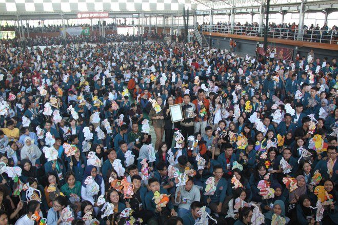 2.400 Mahasiswa Ubaya Bikin Wayang Punakawan dari Bambu