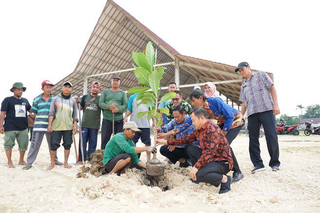 Pohon Lambang Perdamaian PBB Ditanam di Lapangan Gajah Mada Lamongan
