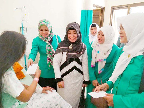 Fatayat NU Situbondo Kunjungi Pasien Pengguna BPJS di Rumah Sakit