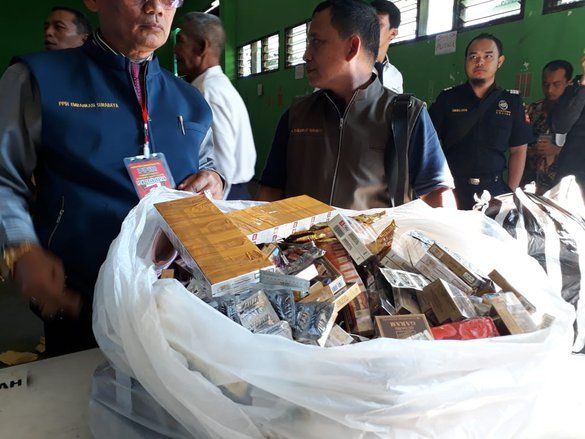 PPIH Surabaya Sita Obat Kuat dan Ribuan Rokok dari Jemaah Haji