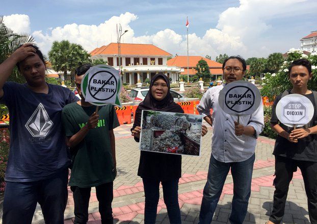 Ecoton: Penelitian Telur untuk Ingatkan Bahaya Impor Plastik