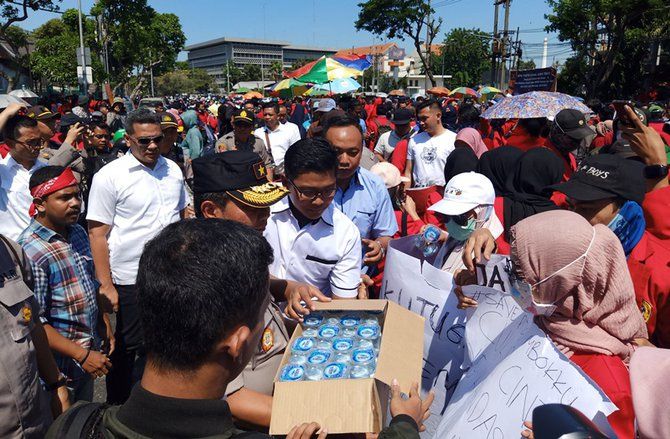 Demo di Surabaya, Wakapolda Jatim Bagikan Air Mineral pada Mahasiswa