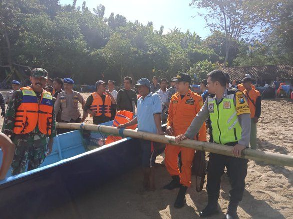 Pencarian Wisatawan di Pantai Pangi Blitar Libatkan Perahu Nelayan