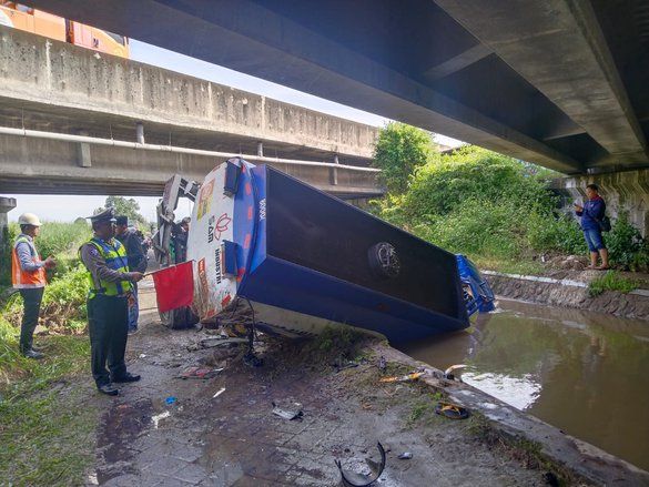 Oleng, Truk Pengakut Solar&nbsp;Terjun dari Jalan Tol Jombang-Mojokerto
