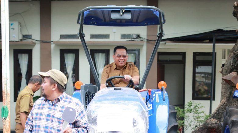 Tingkatkan Produksivitas Pertanian, Wali Kota Probolinggo Bagikan Traktor Bagi Petani

&lrm;