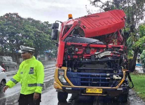Truk Tangki Seruduk Bus Saat Menurunkan Penumpang di Lamongan, Tiga Luka-Luka