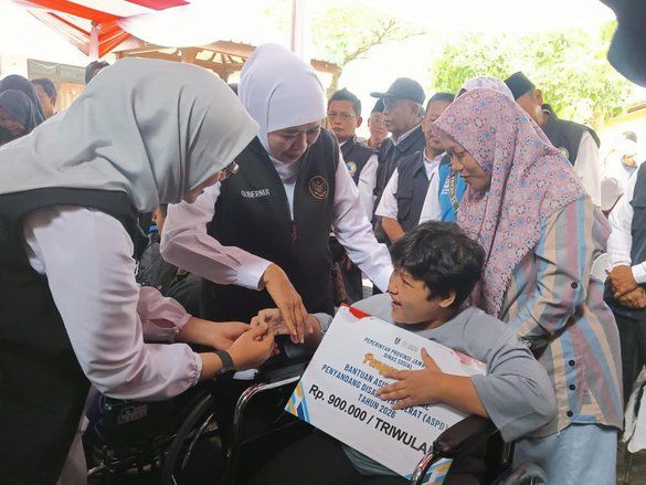 Khofifah Serahkan Bansos dan Tali Asih Rp5,26 Miliar bagi Warga Banyuwangi