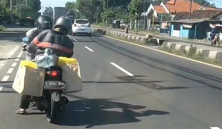 Tertidur Saat Berkendara, Aksi Pengendara Motor di By Pass Mojokerto Viral