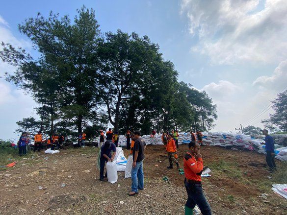 Relawan bersama Bina Marga dan TNI-Polri Perbaiki Rest Area dan Benteng Sekam Tikungan Gote&rsquo;an Pacet