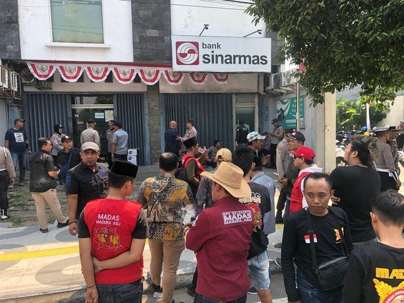 Mobil Diambil karena Menunggak, Massa Datangi Kantor Leasing di Mojokerto