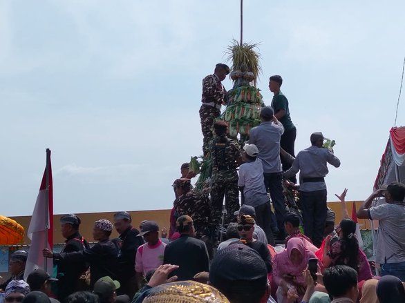 Aksi Copet Mengusik Tradisi Rebutan Gunungan Sayur di Karandagangan Jombang