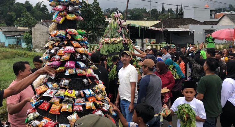 Warga Pacet Mojokerto Ngalap Berkah di Ruwah Desa