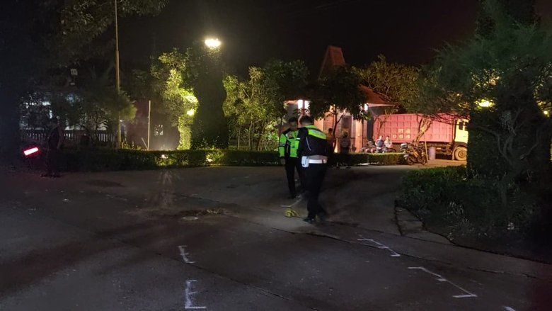 Tabrak Truk di Depan Pabrik Keramik Kutorejo Mojokerto, Pemotor Meregang Nyawa