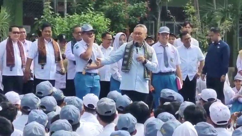 Blusukan ke Sekolah di Gresik, Menko Zulhas Mengecek Pelaksanaan&nbsp;MBG