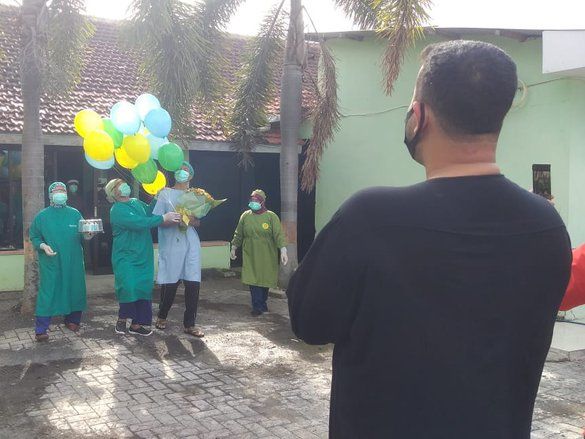 Sembuh dari Covid-19, Pasien Ini Diberi Bunga dan Kue Tart